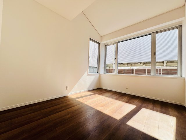 前橋市下小出町の洋室|1階洋室は、日当たりも良くキッズスペースや家事スペースとしても♪