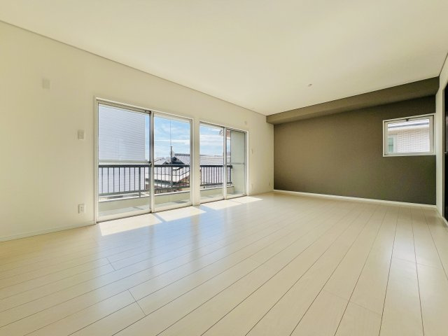 前橋市下小出町の洋室|主寝室は12帖で開放的♪
WIC付きでスッキリと片付きます♪