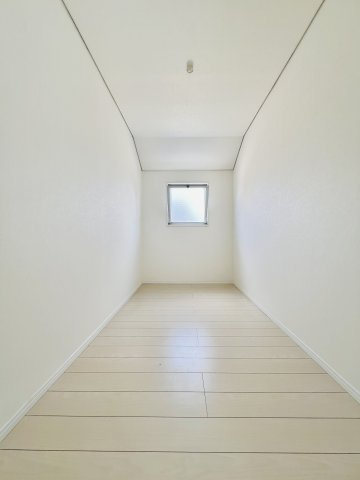 前橋市下小出町の収納|奥行きのあるウォークインクローゼットは、高さのある物も収納できます♪