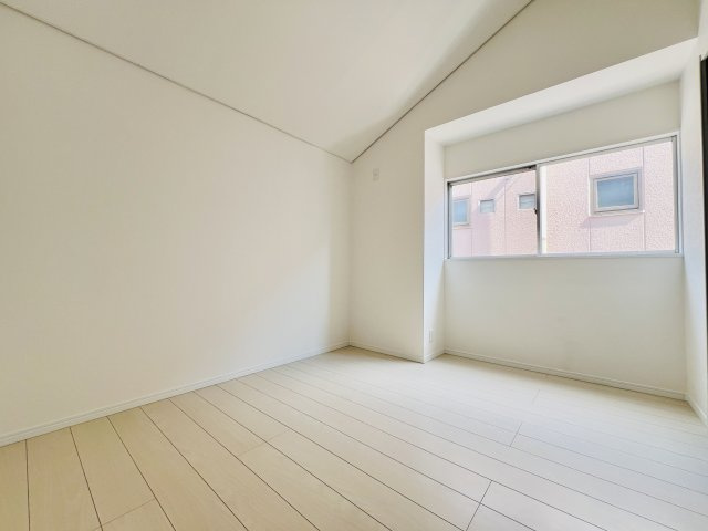 前橋市下小出町の洋室|2階の5帖の洋室は、お子様の一人部屋デビューにも最適♪