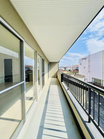 前橋市下小出町のバルコニー|2部屋から行き来できる横長のバルコニー♪