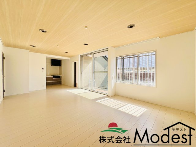 前橋市下小出町の居間・リビング|南側の窓から明るい日差しが差し込む21帖リビング♪