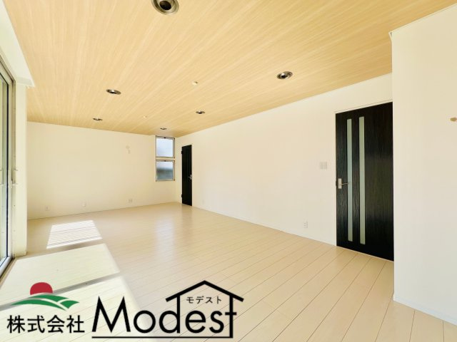 前橋市下小出町の居間・リビング|家具の配置次第で多様なスタイルに変貌♪
ご家族も自然と集まるLDK♪