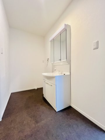 前橋市下小出町の独立洗面台|洗濯機や収納棚を設置してもゆとりのある洗面脱衣所♪