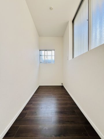 前橋市下小出町の収納|キッチン横の納戸には、食器類や食材などもたくさん収納可能です◎