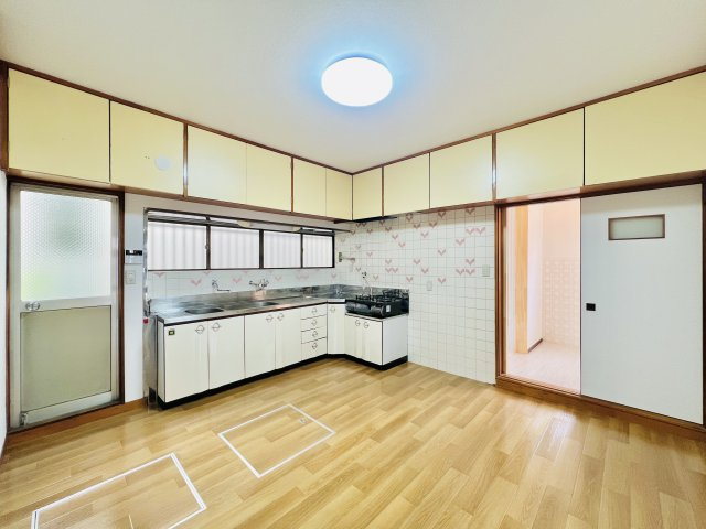 前橋市下細井町のキッチン|8帖の台所はダイニングテーブルを設置してもゆとりのある空間◎