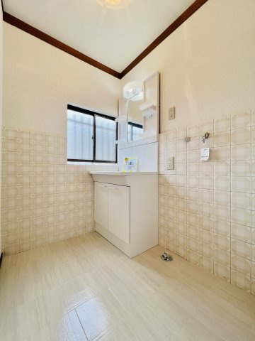 前橋市下細井町の独立洗面台|洗濯機を設置してもゆとりのある洗面所♪