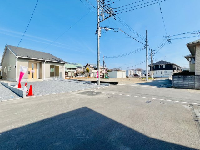 前橋市下細井町の前面道路含む現地写真|閑静な住宅地で駐車も楽々♪