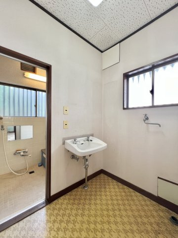 前橋市六供町三丁目の独立洗面台|洗濯機や収納棚を設置してもゆとりのある洗面脱衣所◎