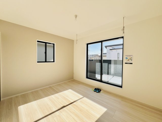 前橋市前箱田町の洋室|バルコニーに面した7帖の洋室♪