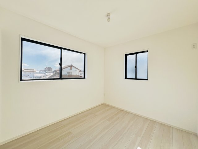 前橋市前箱田町の洋室|２面採光で日当たり風通し良好♪
