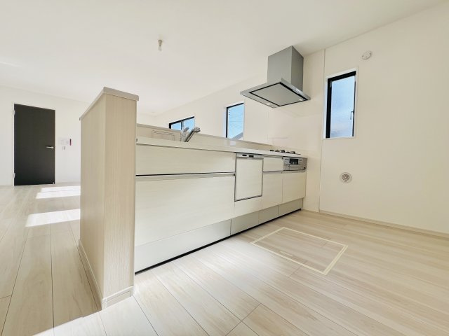 前橋市前箱田町のキッチン|ご家族で並んでお料理も快適にできる広々キッチン♪