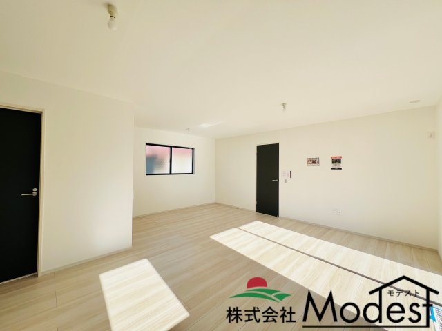 前橋市前箱田町の居間・リビング|家具の配置も考えやすい明るいリビング♪