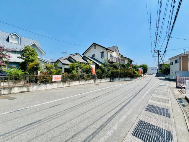 前橋市北代田町の前面道路含む現地写真|南側道路広々♪