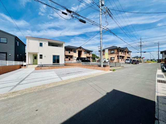 前橋市富士見町小沢の前面道路含む現地写真|車の通りも少なく、駐車も楽々♪