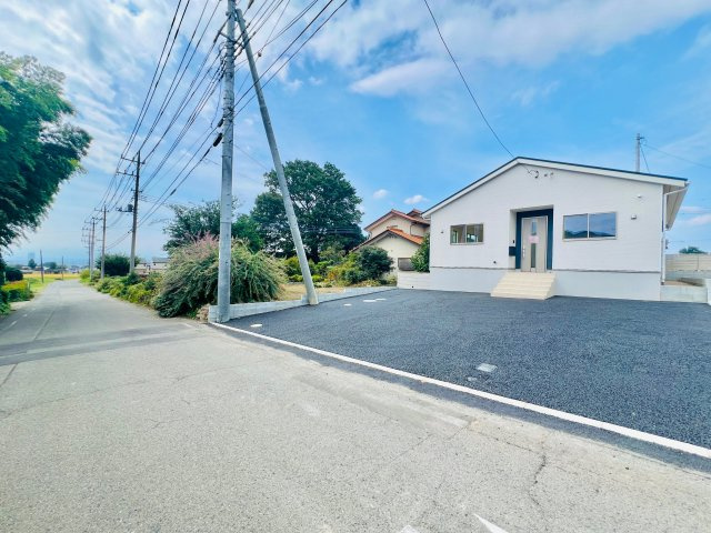 前橋市富士見町時沢の前面道路含む現地写真|間口も広く、駐車も焦らず出来ます♪