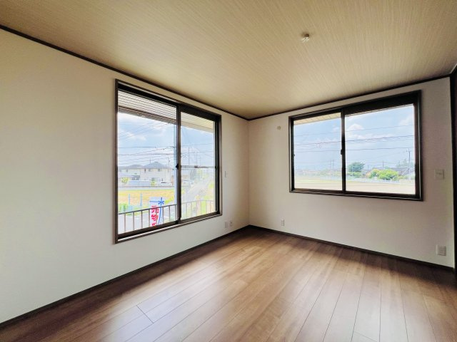 前橋市広瀬町の洋室|8帖の洋室は２面採光で日当たり風通し良好♪