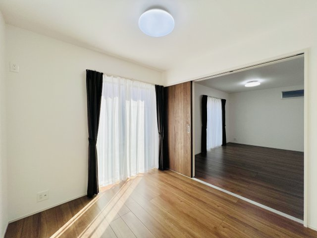 前橋市朝日町の洋室|リビングに隣接する日当たりも良好な洋室♪