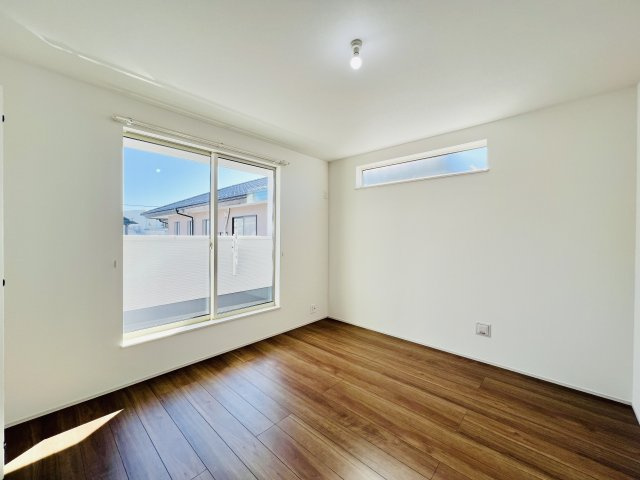 前橋市朝日町の洋室|7帖の洋室は、大きいベッドを設置してもゆとりのある空間♪