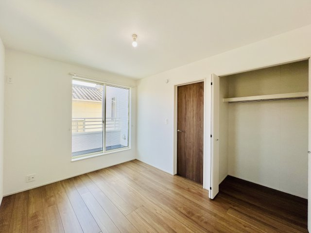 前橋市朝日町の洋室|バルコニーへも行き来できる6帖洋室♪