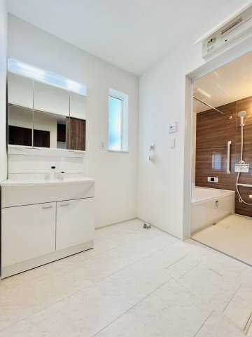 前橋市朝日町の洗面所|洗濯機を設置してもゆとりのある洗面脱衣所◎