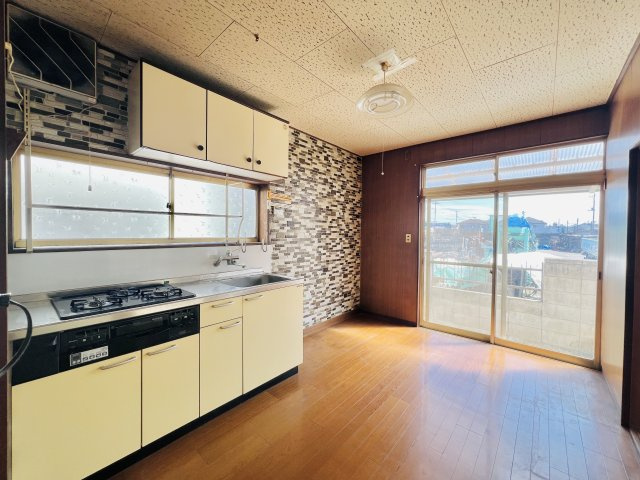 前橋市朝日町四丁目の居間・リビング|ダイニングテーブルも置いて家族団らんのひと時♪