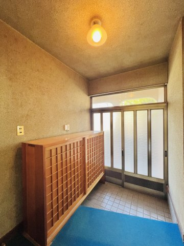 前橋市朝日町四丁目の玄関|履物の収納もできてスッキリとした玄関◎