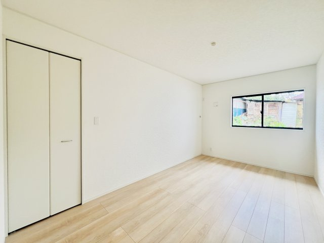 前橋市河原浜町の洋室|7.5帖の洋室は、大きいベッドを設置してもゆとりのある空間♪
WIC付き