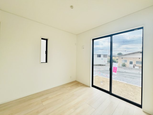 前橋市河原浜町の洋室|玄関横の4.5帖洋室は、来客時にも重宝♪