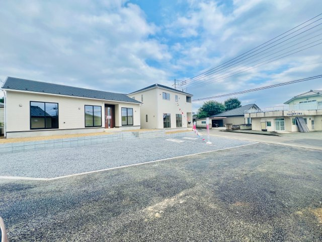 前橋市河原浜町の前面道路含む現地写真|間口も広く駐車も楽々♪
