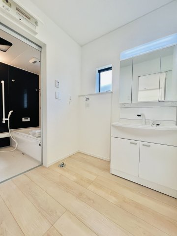 前橋市河原浜町の独立洗面台|洗濯機を設置してもゆとりのある洗面脱衣所◎