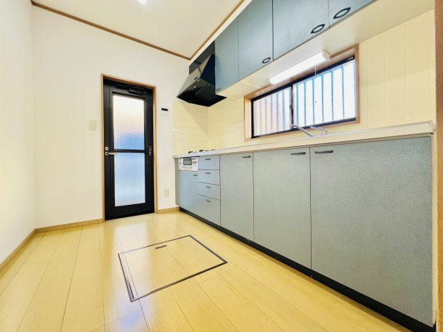 前橋市粕川町込皆戸のキッチン|キッチンは広々スペースで、効率よくお料理もできます♪ゴミ出しにも便利な勝手口ドア付き◎