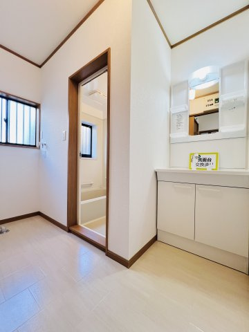 前橋市粕川町込皆戸の洗面所|洗濯機や収納棚を設置してもゆとりのある空間◎