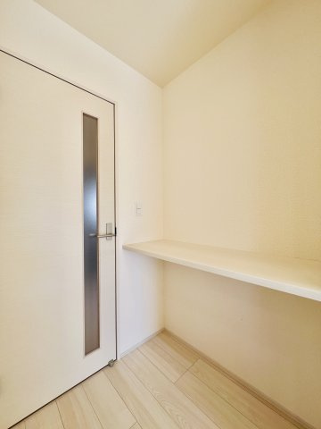 前橋市総社町植野の内装|キッチン横に便利なカウンターを設置◎
家事やちょっとした作業に活用できます♪