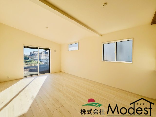 前橋市総社町植野の居間・リビング|天井を屋根形状に合わせて高くすることで開放感UP