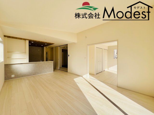 前橋市総社町植野の居間・リビング|ご家族も自然と集まる18帖の開放的なLDK♪