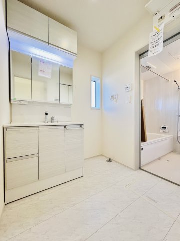 前橋市総社町植野の独立洗面台|広々空間の洗面脱衣所♪
ワイドな洗面台で朝の準備も快適に◎
