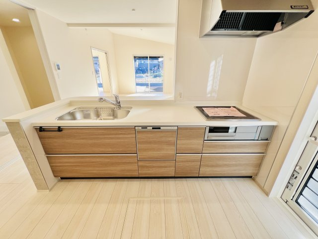 前橋市総社町植野のキッチン|リビング全体を見渡せる開放的なアイランド風キッチン◎