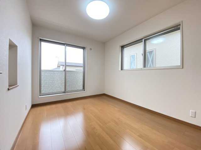 【洋室】 | 南区土河原町 | ☆2面採光で明るく、南面バルコニーに出られる5.25帖の洋室！☆