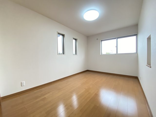 【洋室】 | 南区土河原町 | ☆2面採光で明るい2階6.75帖の洋室！☆
