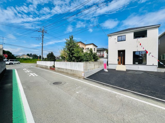 前橋市茂木町の前面道路含む現地写真|間口も前面道路も広いので、駐車が苦手な方にもおススメ◎
