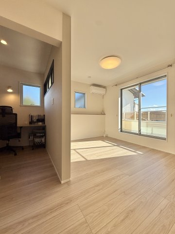 中央区楊子町の居間・リビング|約6.8帖の洋室と書斎です。