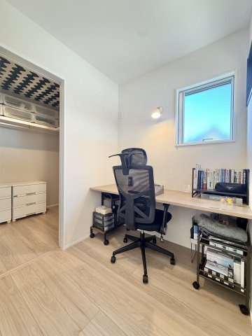 中央区楊子町の洋室|6.8帖の部屋に書斎スペースと、ウォークインクローゼットが完備されています。これなら収納がしやすく空間を区切って使用することができますよ。