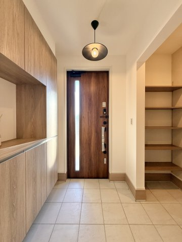 中央区楊子町の玄関|落ち着いた雰囲気の玄関です。奥にはシューズクロゼット空間もあるので、収納に困ることがありません！