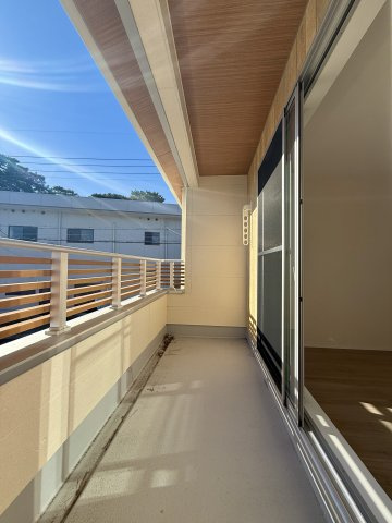 中央区楊子町のバルコニー|バルコニーは縦長！屋根が覆っているので雨にも濡れにくいです♪