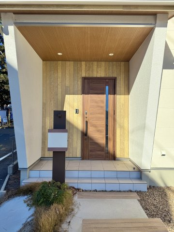 中央区楊子町の玄関|木のぬくもりを感じさせる玄関ドア！デザインにこだわりのある方におすすめの住まいです。