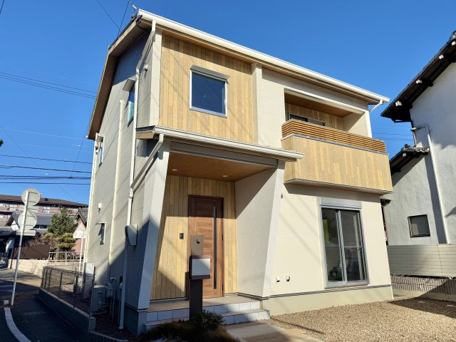 中央区楊子町の外観|ブラウンとベージュのツートーンが優しい印象の外観。