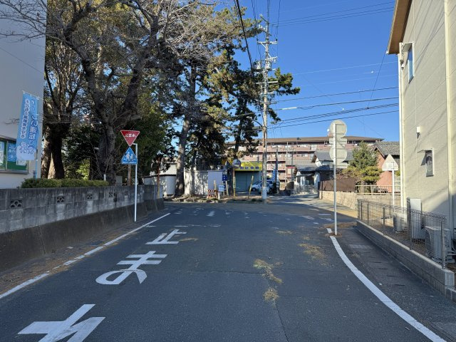 中央区楊子町の前面道路含む現地写真|前面道路北側を向いて撮影しました。