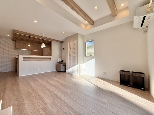 中央区楊子町の居間・リビング|木の温もりと明るさを感じられるデザインが魅力のLDKです♪