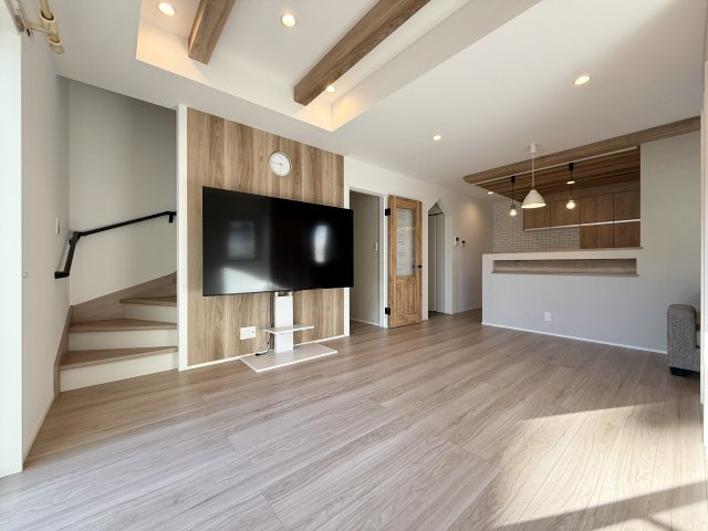 中央区楊子町の居間・リビング|ぬくもりのある床材で、住む人の心がホッとする空間です。